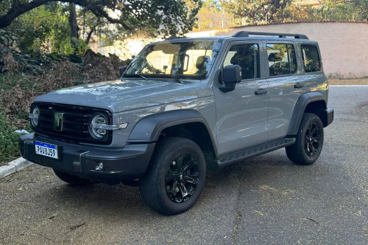 SUV elétrico em estacionamento
