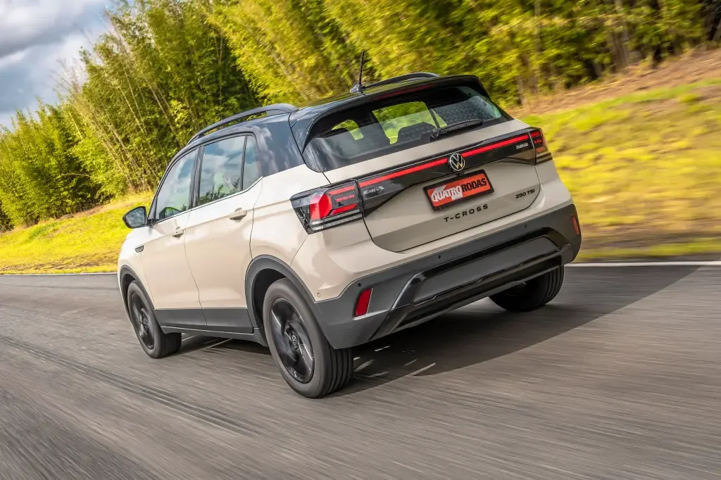 Volkswagen T-Cross em movimento na estrada