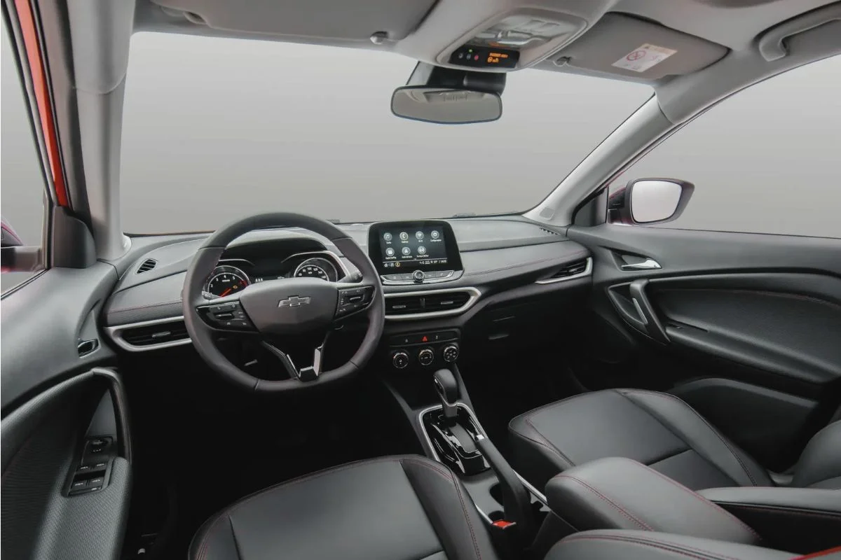 Chevrolet Tracker branco em ambiente urbano.