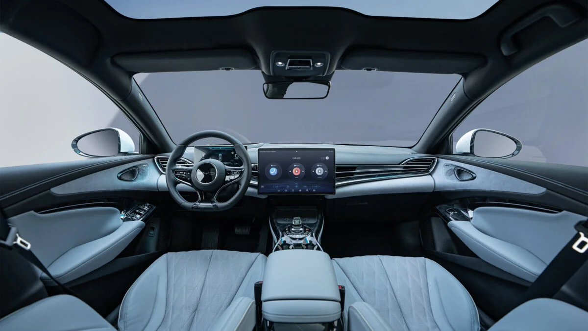 Interior de um veículo elétrico BYD.