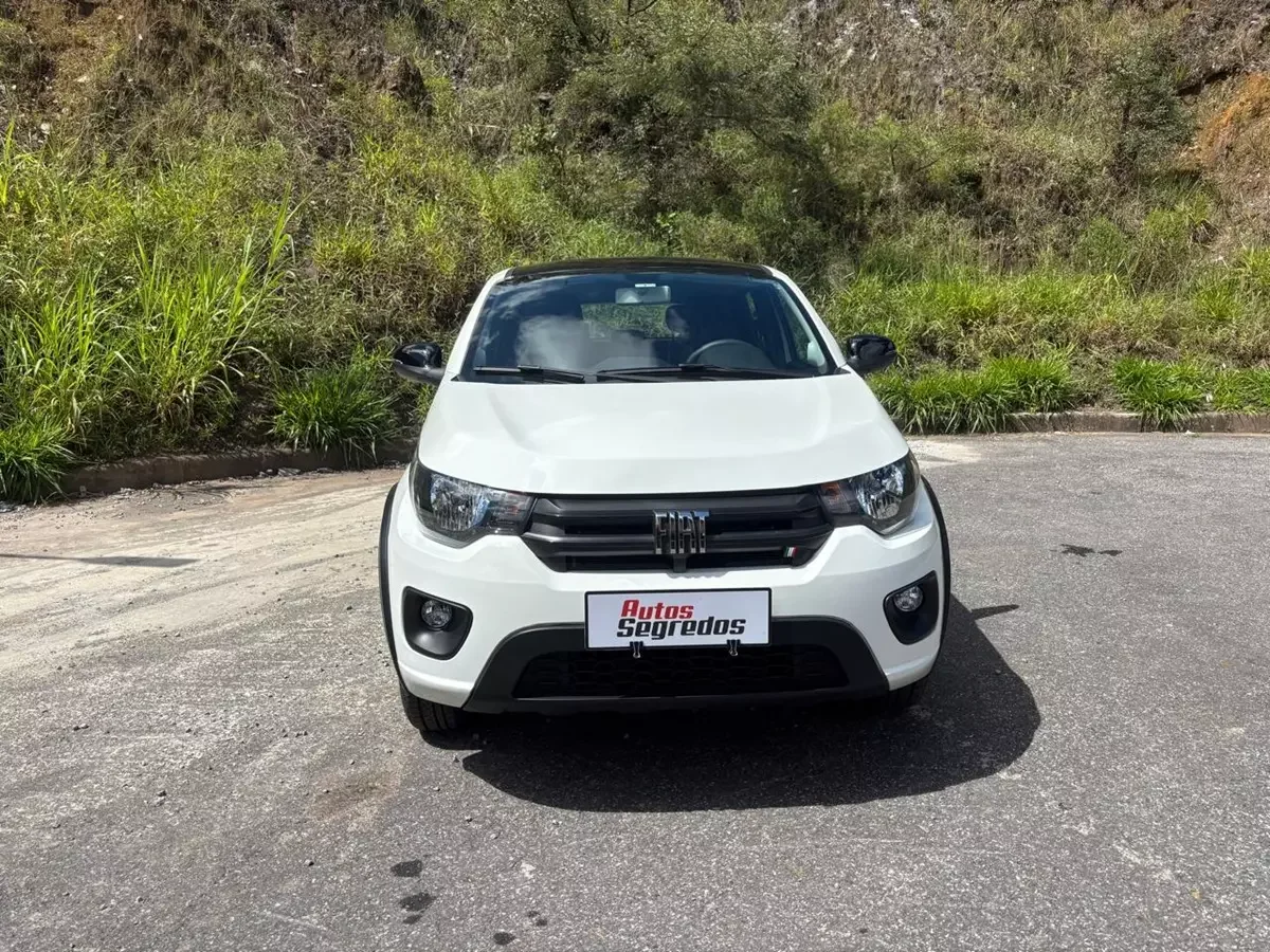 Vista lateral do Fiat Mobi Like 2026 destacando a simplicidade do design.