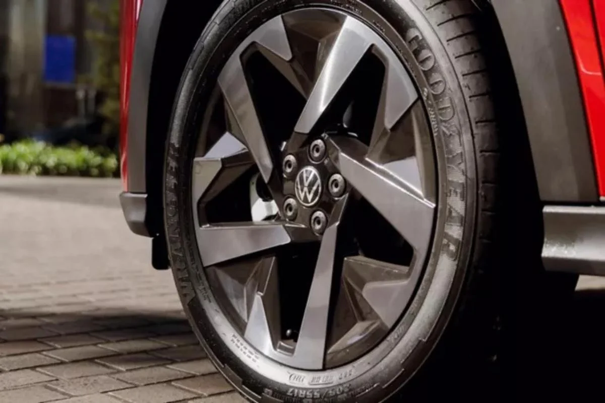Volkswagen Tera em destaque em cenário urbano