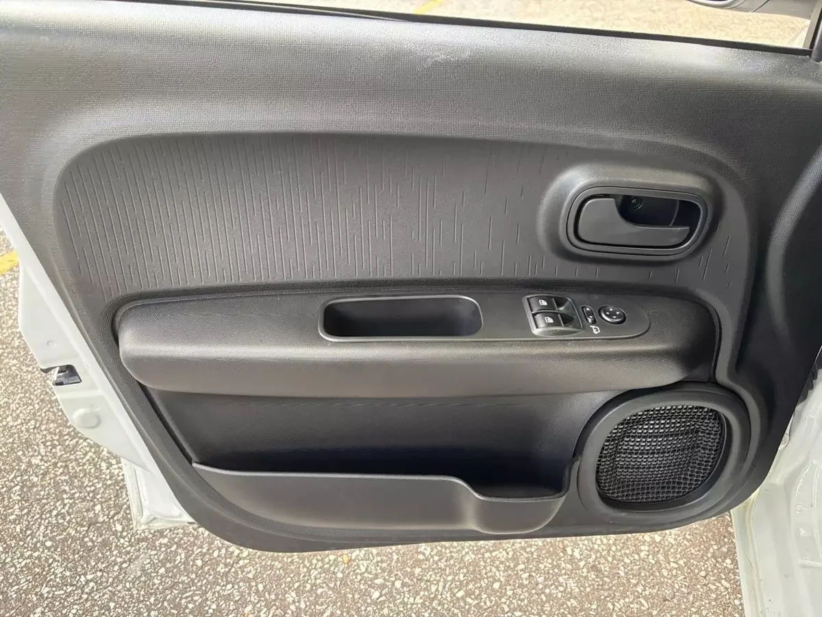 Detalhe das portas internas do Fiat Mobi Like 2026.