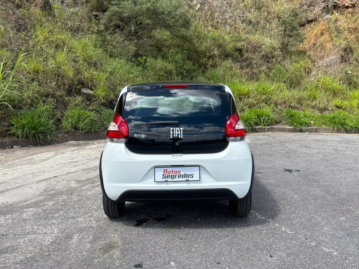 Visão traseira do Fiat Mobi Like 2026 em estrada.