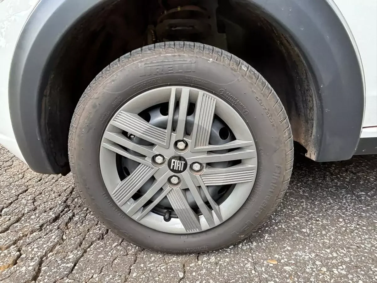 Detalhe das rodas de aço do Fiat Mobi Like 2026.