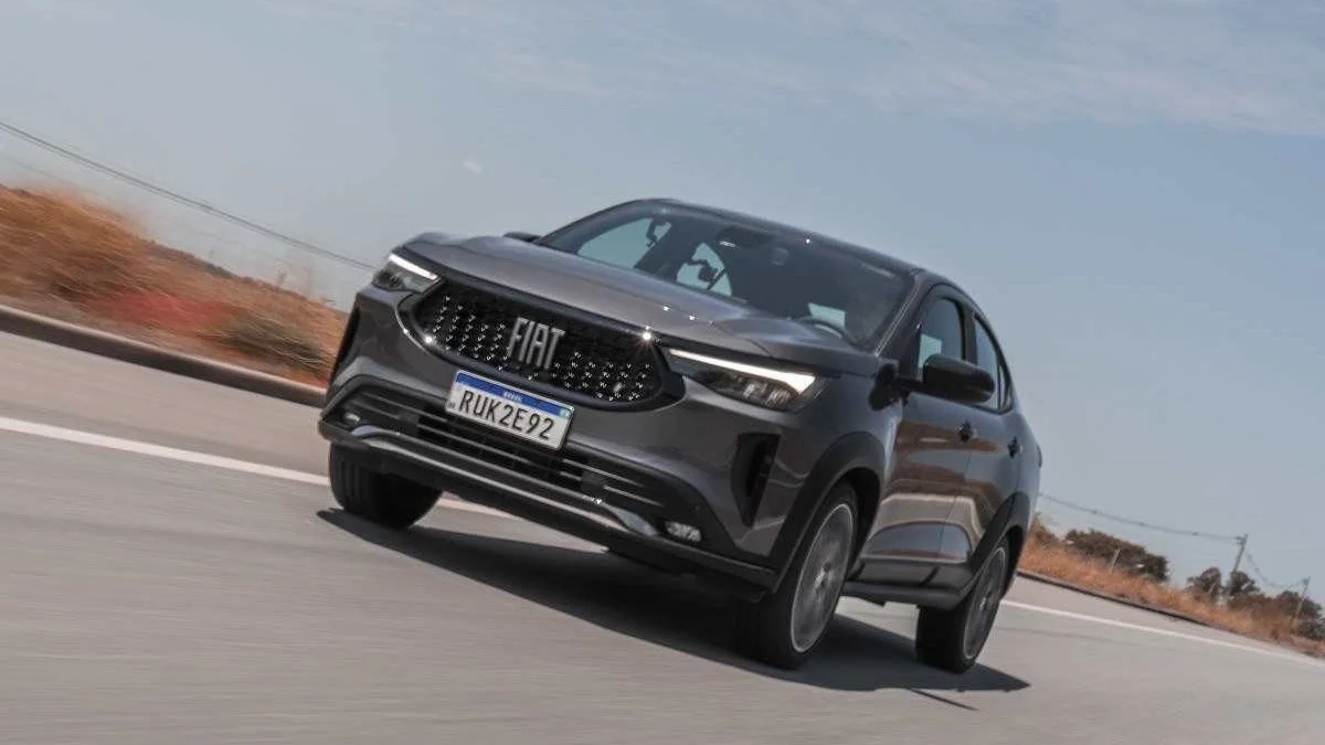 Vis&atilde;o frontal do Fiat Fastback em movimento.