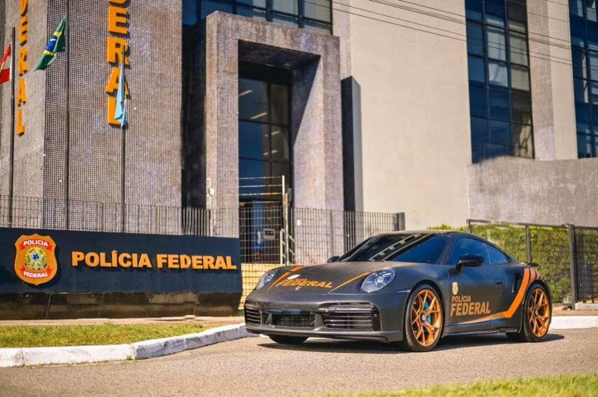 Viatura da Pol&iacute;cia Federal na frente de um pr&eacute;dio.