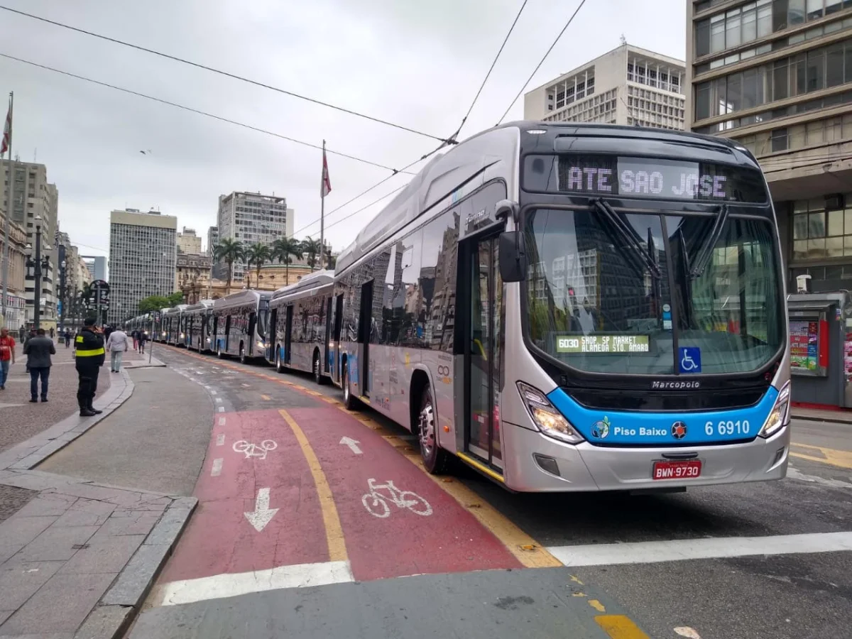 &Ocirc;nibus articulado circulando em S&atilde;o Paulo.