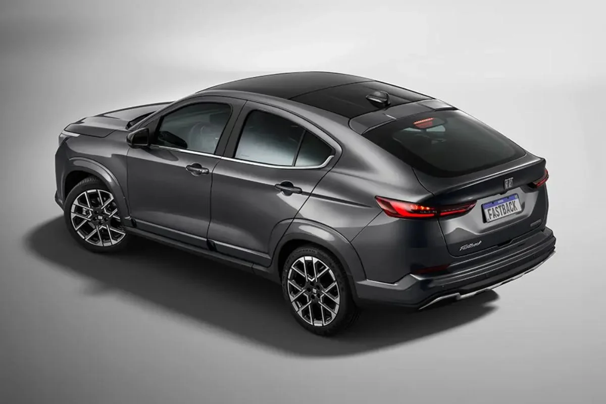 Vis&atilde;o traseira do Fiat Fastback.
