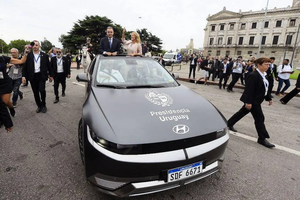 Carro presidencial uruguaio durante um evento.