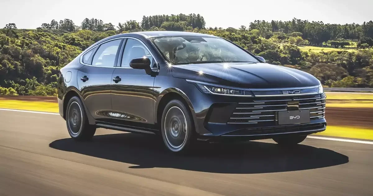 BYD King em posição de destaque em frente a uma parede estilizada.