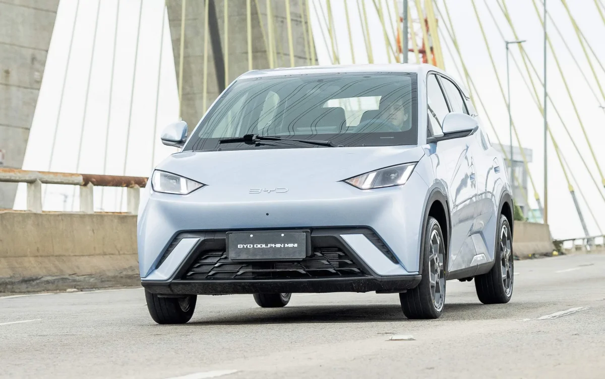 Imagem frontal do BYD Dolphin Mini em uma ponte.