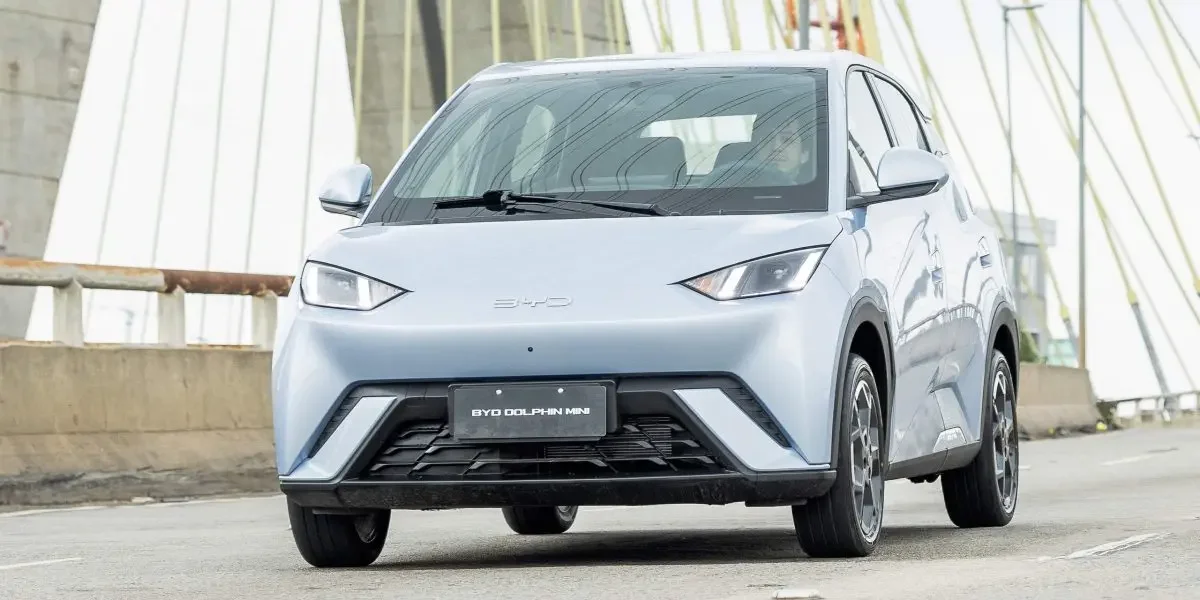 Imagem lateral frontal do BYD Dolphin Mini em uma ponte.