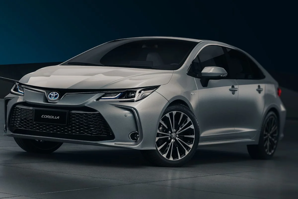 Toyota Corolla posicionado em um ambiente moderno.