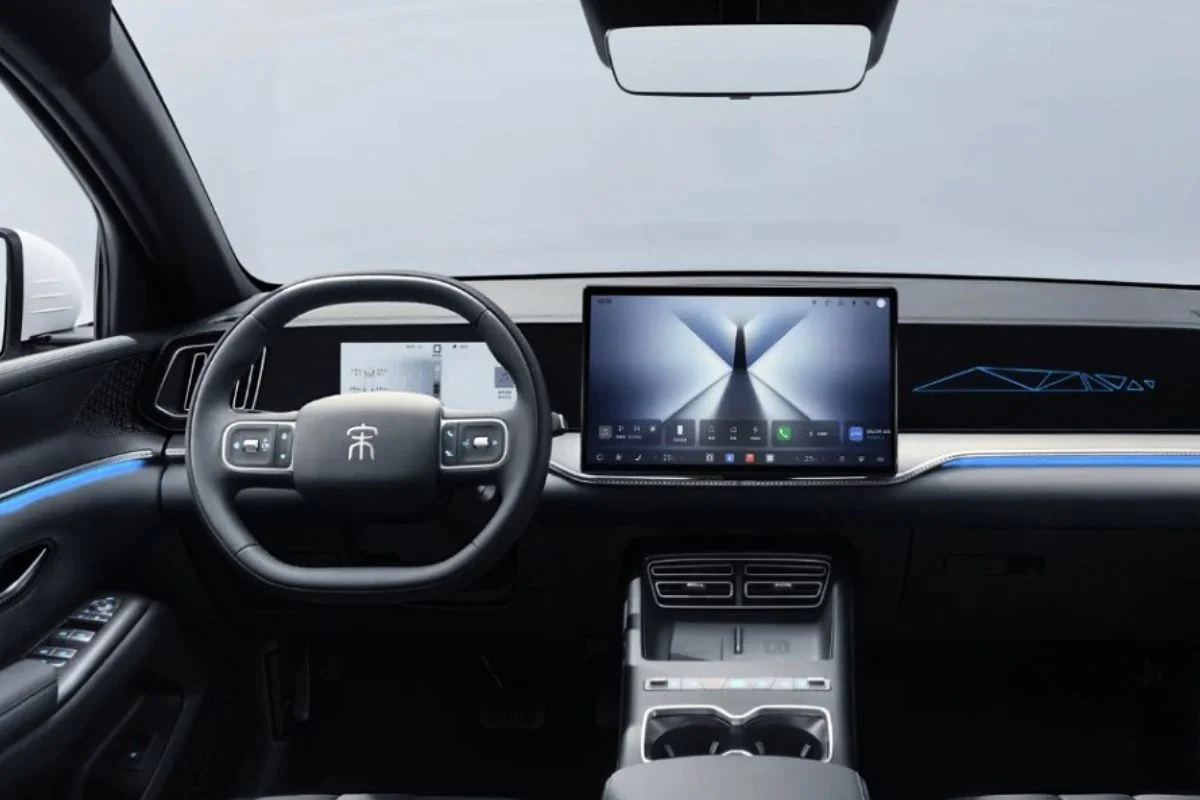 Painel e interior do BYD Song Pro.
