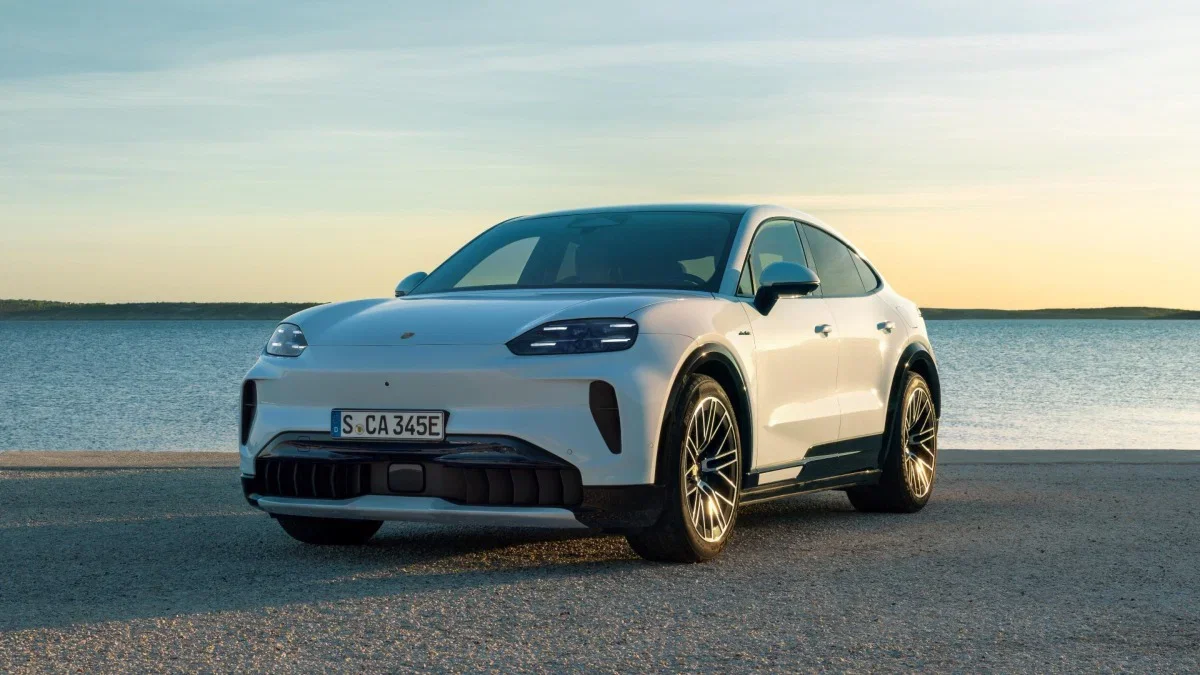 Porsche Cayenne Coupé elétrico ao pôr do sol.