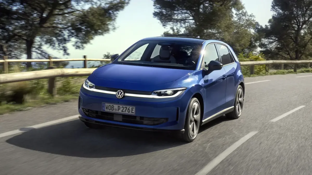 Vista frontal do Volkswagen ID. Polo em movimento.