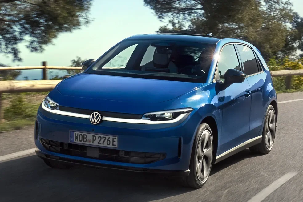 Vista traseira do Volkswagen ID. Polo em uma estrada.