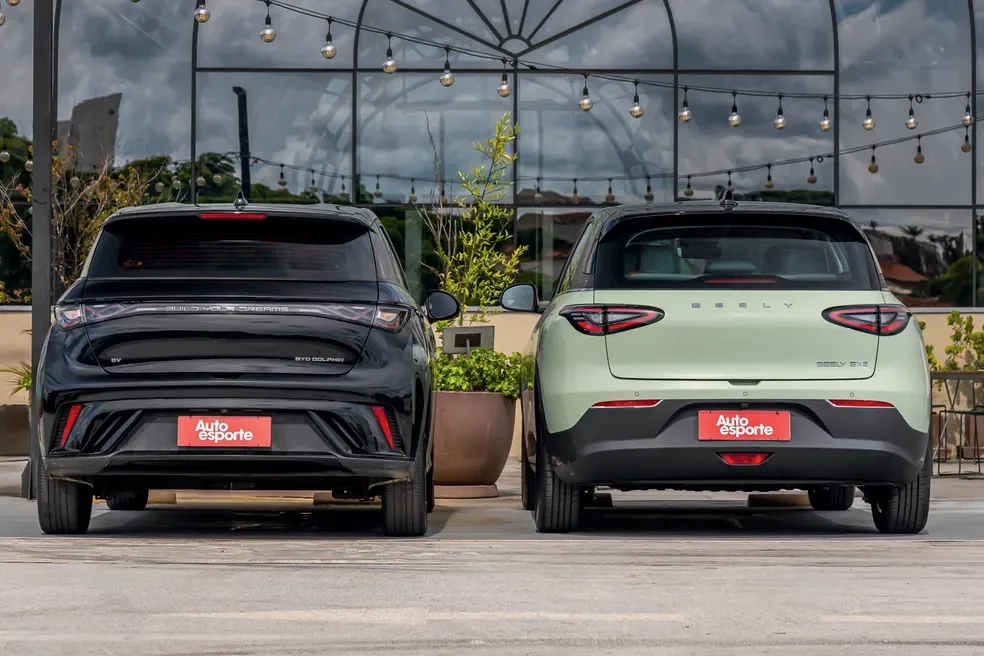 Traseira dos carros Geely EX2 Max e BYD Dolphin GS.