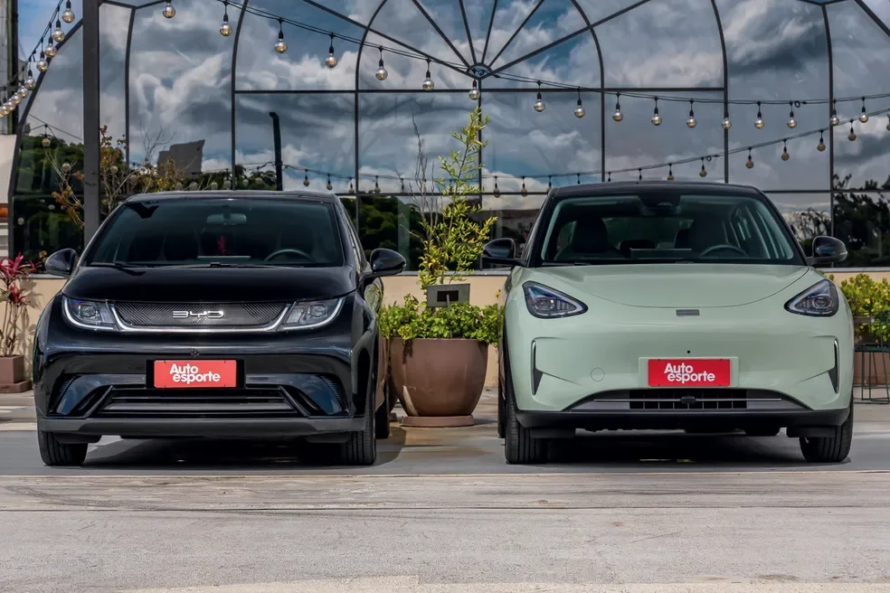 Geely EX2 Max e BYD Dolphin GS vistos de frente.