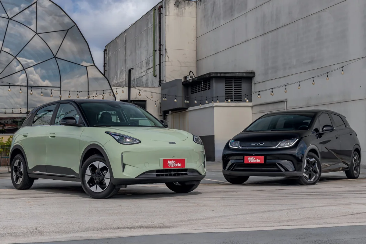 Carros Geely EX2 Max e BYD Dolphin GS em vista frontal diagonal.