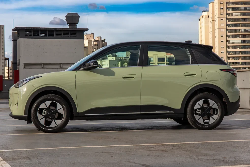 Lateral do Geely EX2 Pro em ambiente urbano.