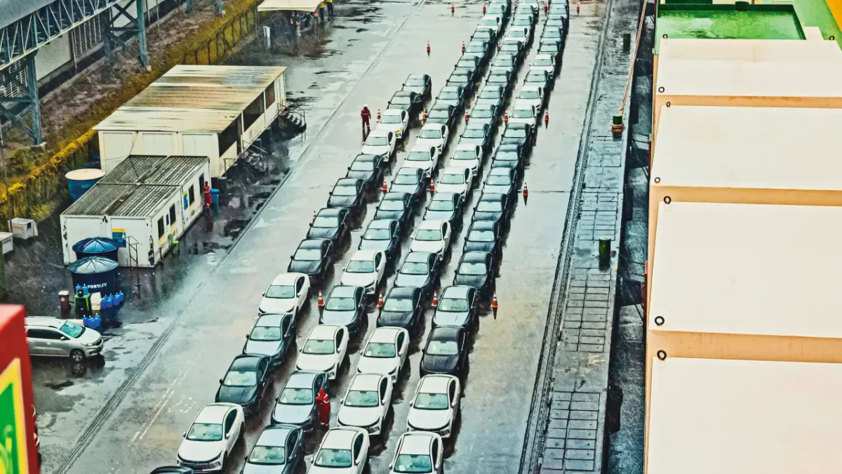 Fila de carros estacionados.