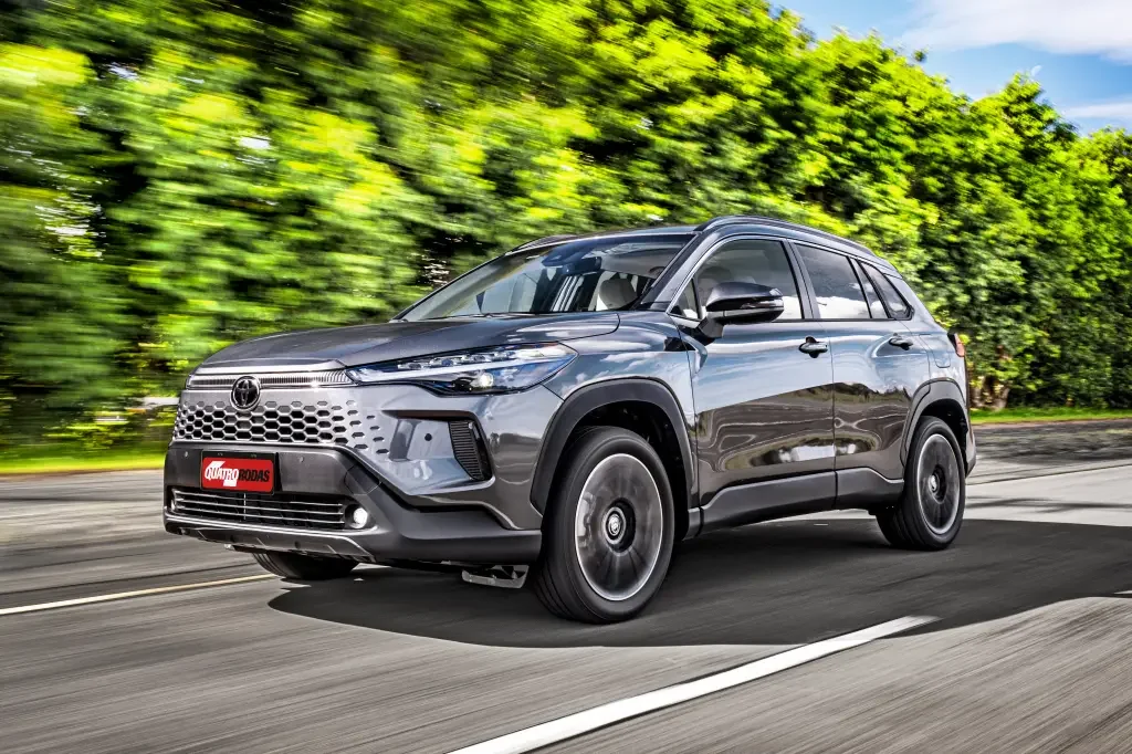 Imagem de um carro Toyota Corolla Cross em movimento.