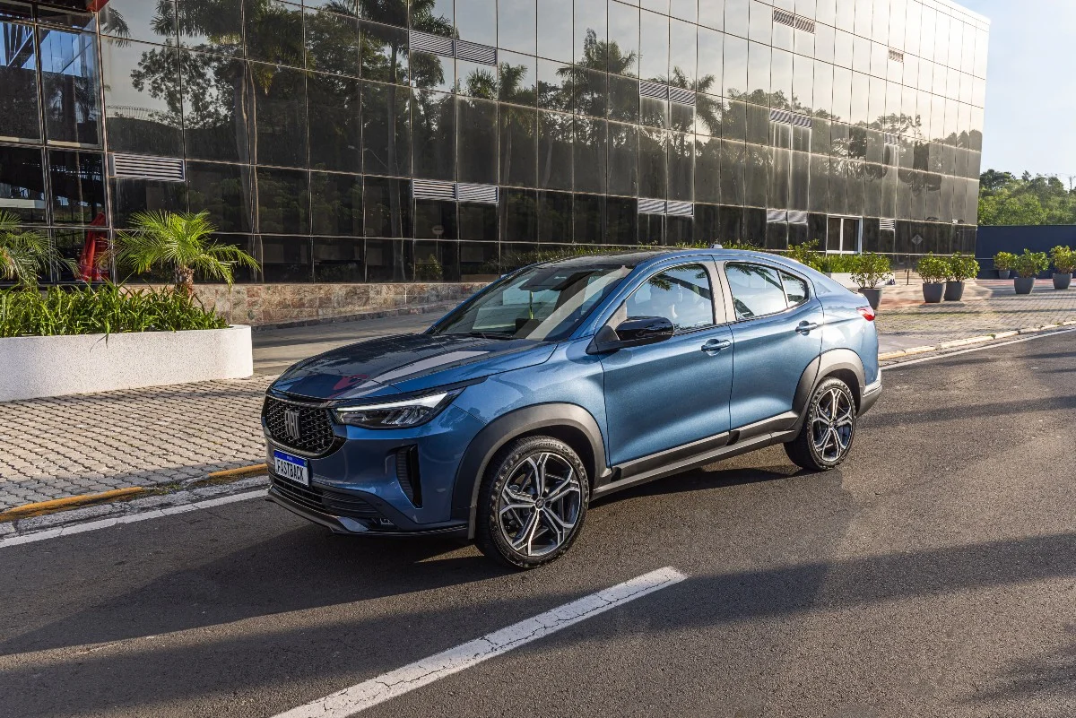 Visão lateral do Fiat Fastback Impetus Hybrid 2025