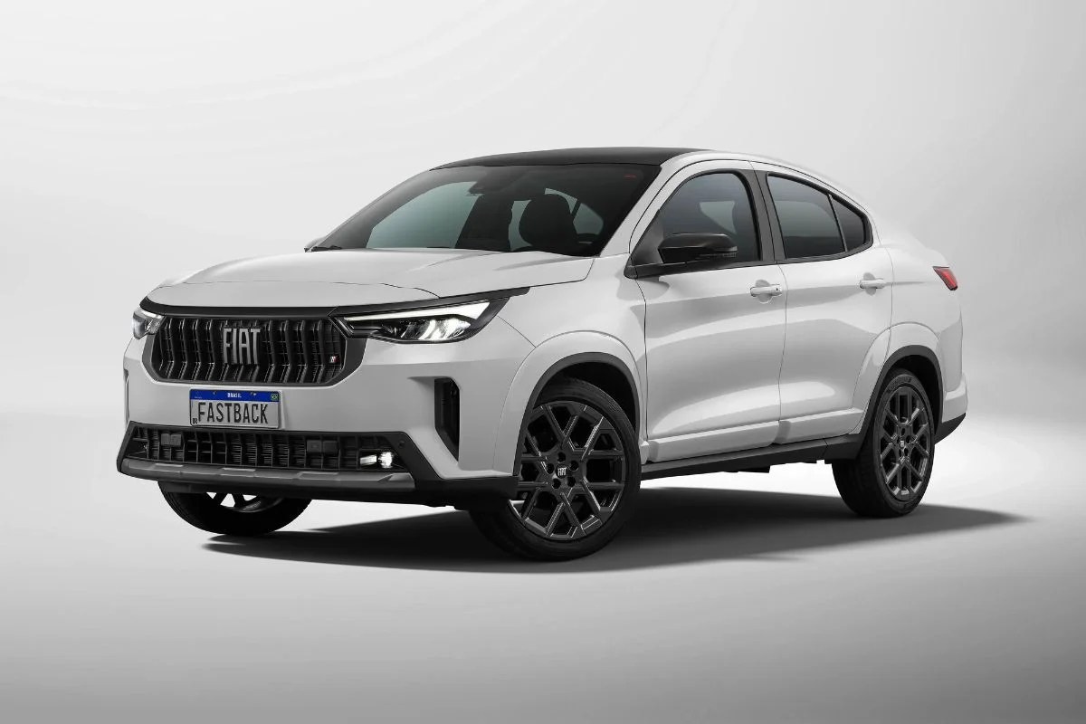 Vista traseira do Fiat Fastback em exibição