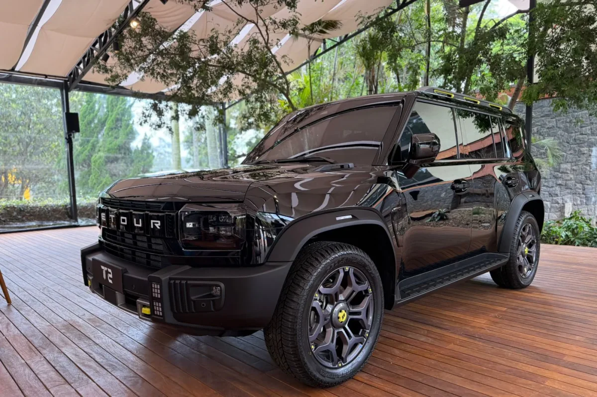 Carros em uma linha de produção automotiva