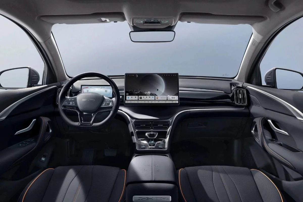 Imagem do BYD Song Pro, um SUV azul em movimento.