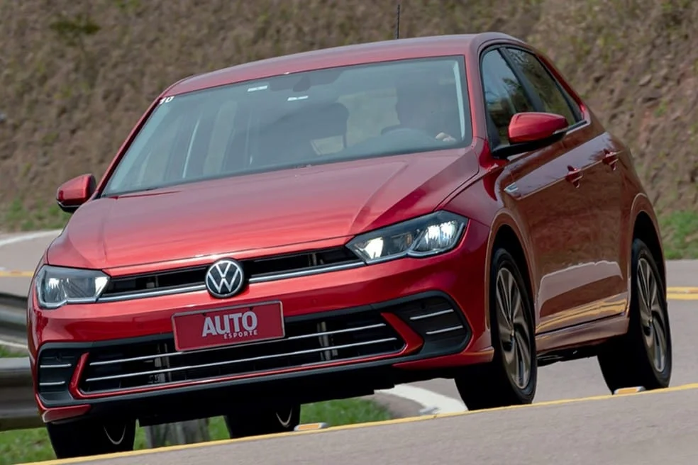 Volkswagen Polo vermelho em movimento