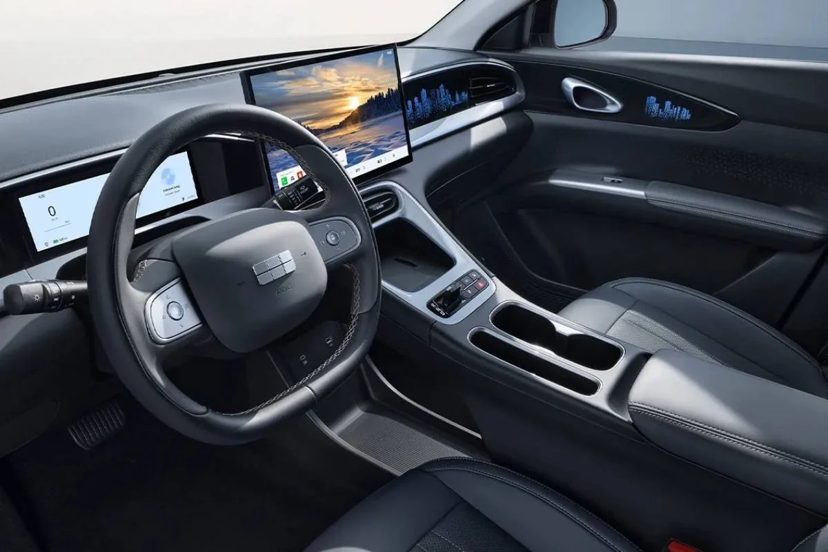 Interior do Geely EX2 com painel moderno.