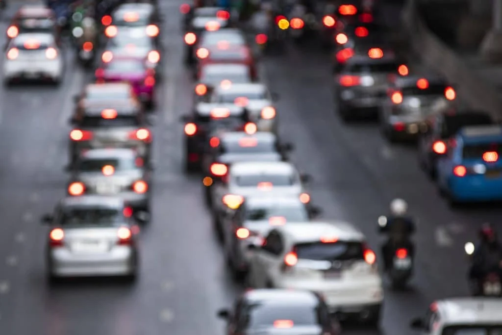 Trânsito intenso em uma estrada urbana.
