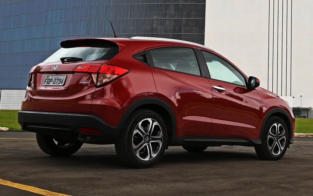 Traseira de um Honda HR-V vermelho estacionado.