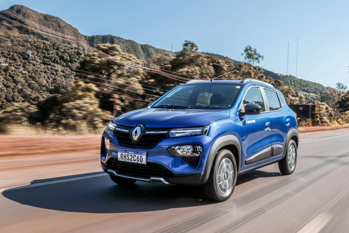 Renault Kwid Outsider azul de frente na estrada