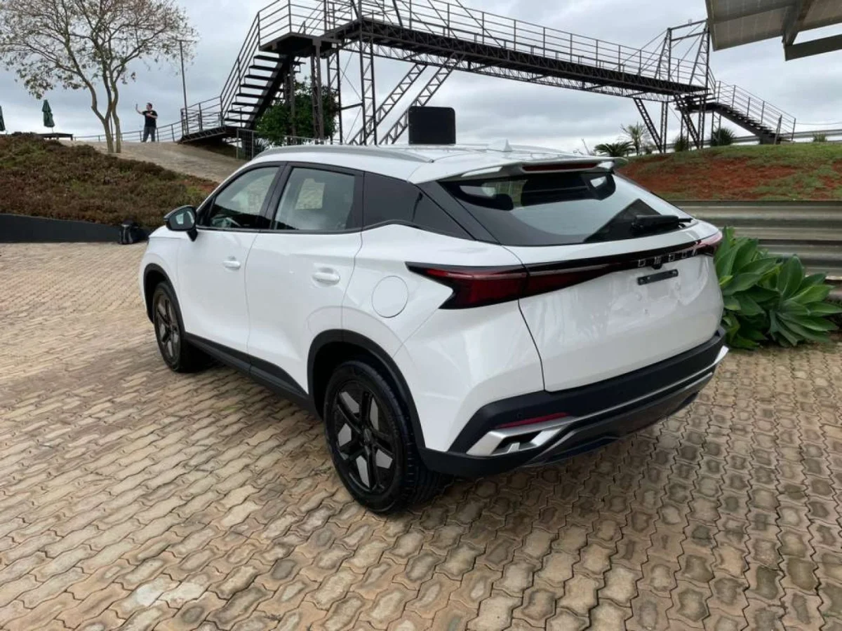 Veículo SUV em exposição ao ar livre.