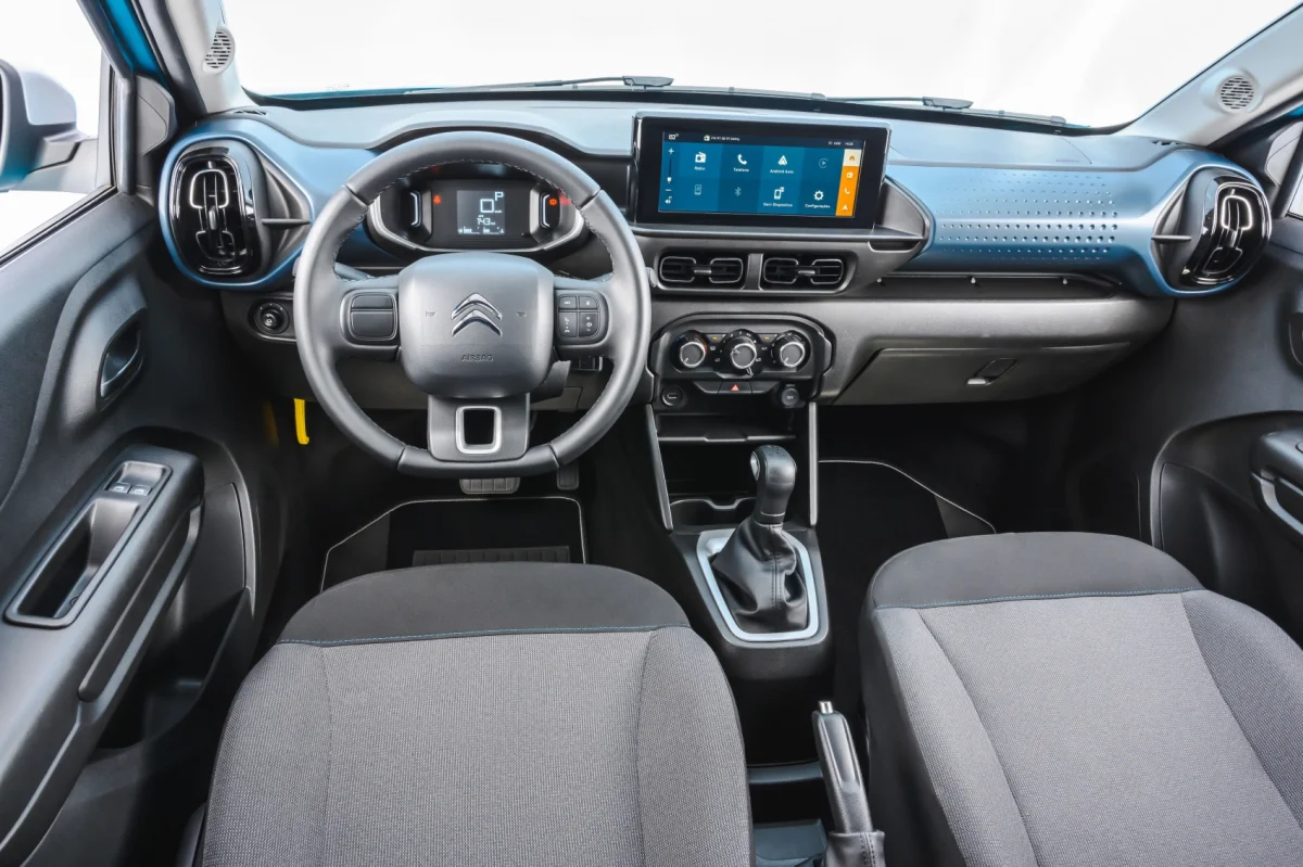 Interior do Citroën C3 2023 azul com teto branco