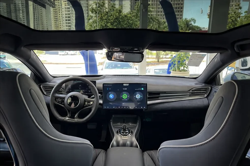Interior moderno do BYD Seal 2025.