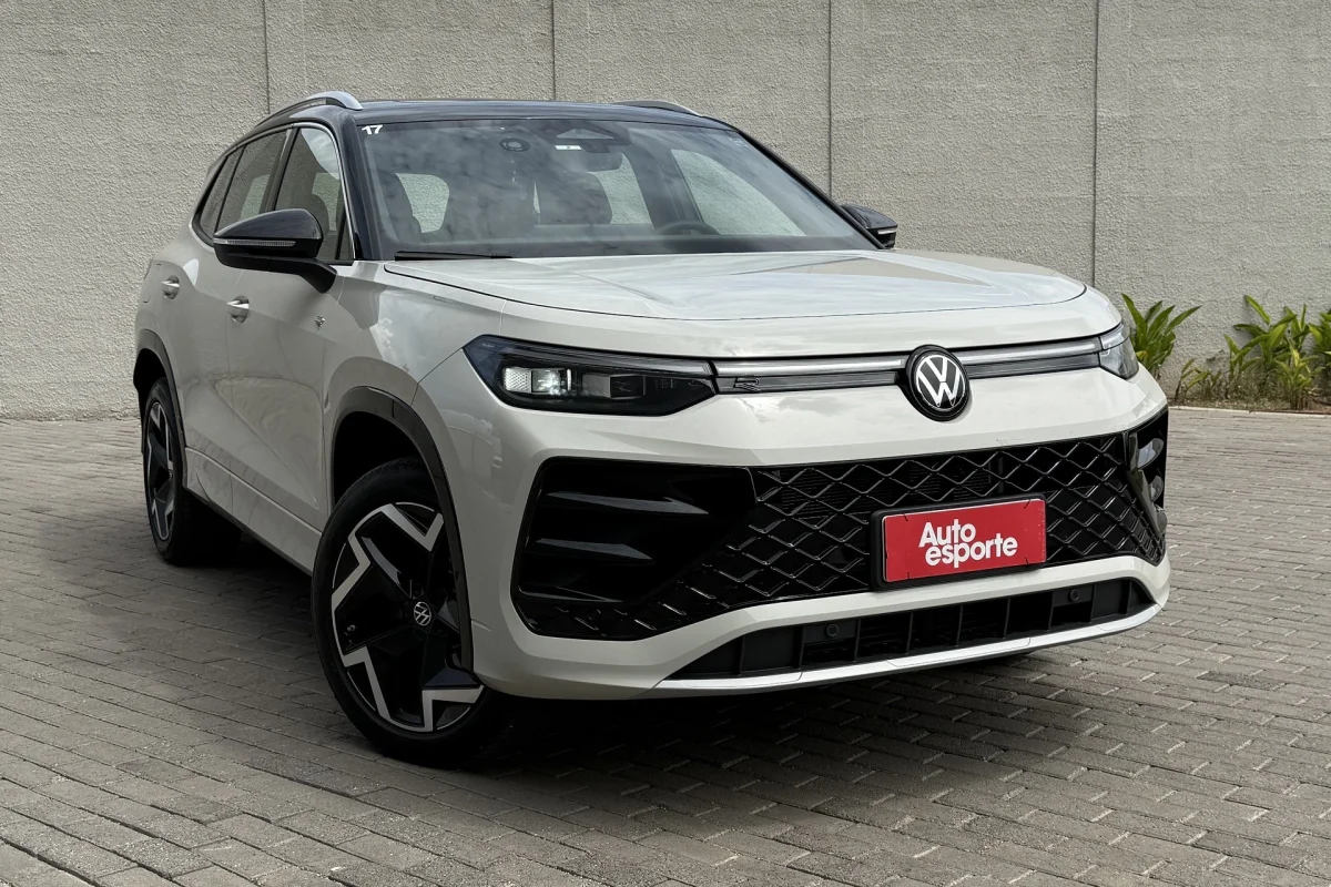 Volkswagen Tiguan R-Line 2027 visto de frente em cenário urbano