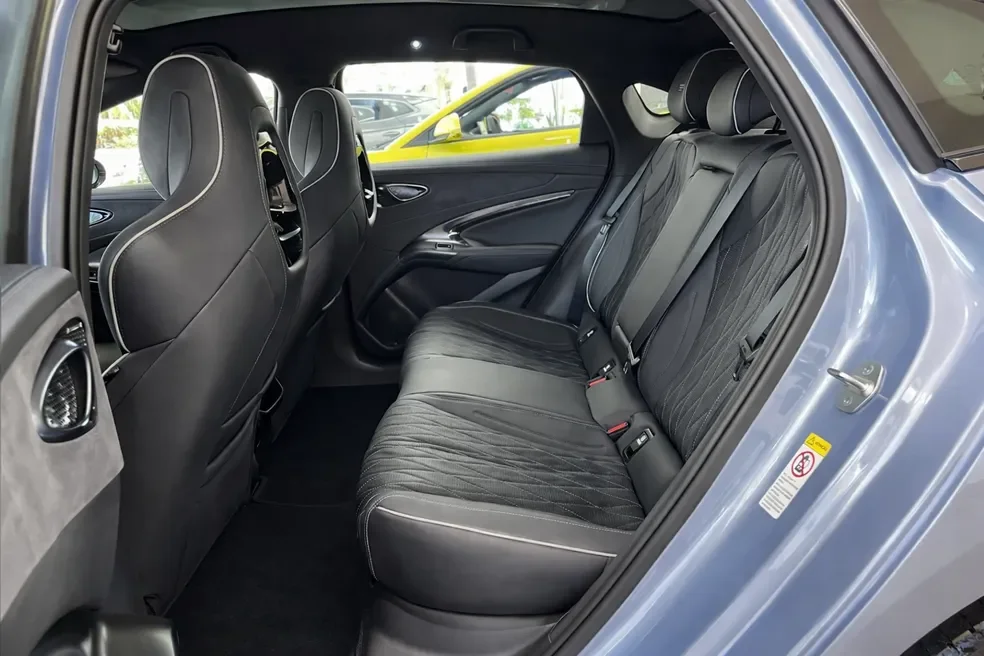 Espaço traseiro do BYD Seal 2025.