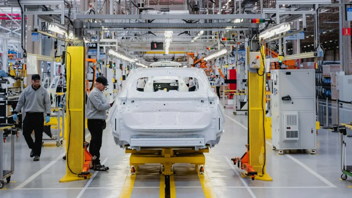 Interior de fábrica automotiva.