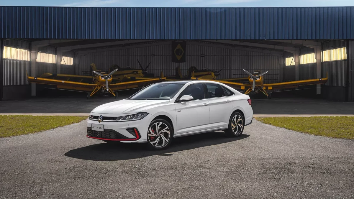 Volkswagen Jetta GLI em destaque com um fundo de aeronaves.