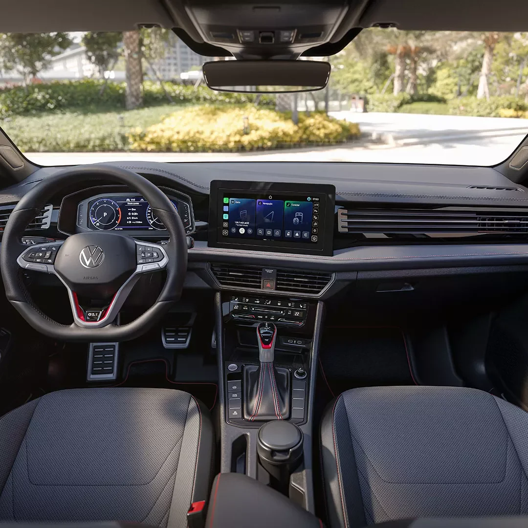 Interior do Volkswagen Jetta GLI, exibindo o painel.