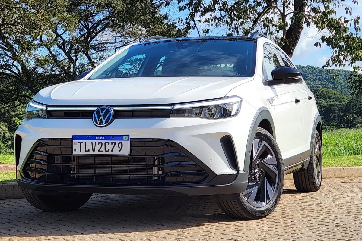 Volkswagen Nivus em uma calçada.
