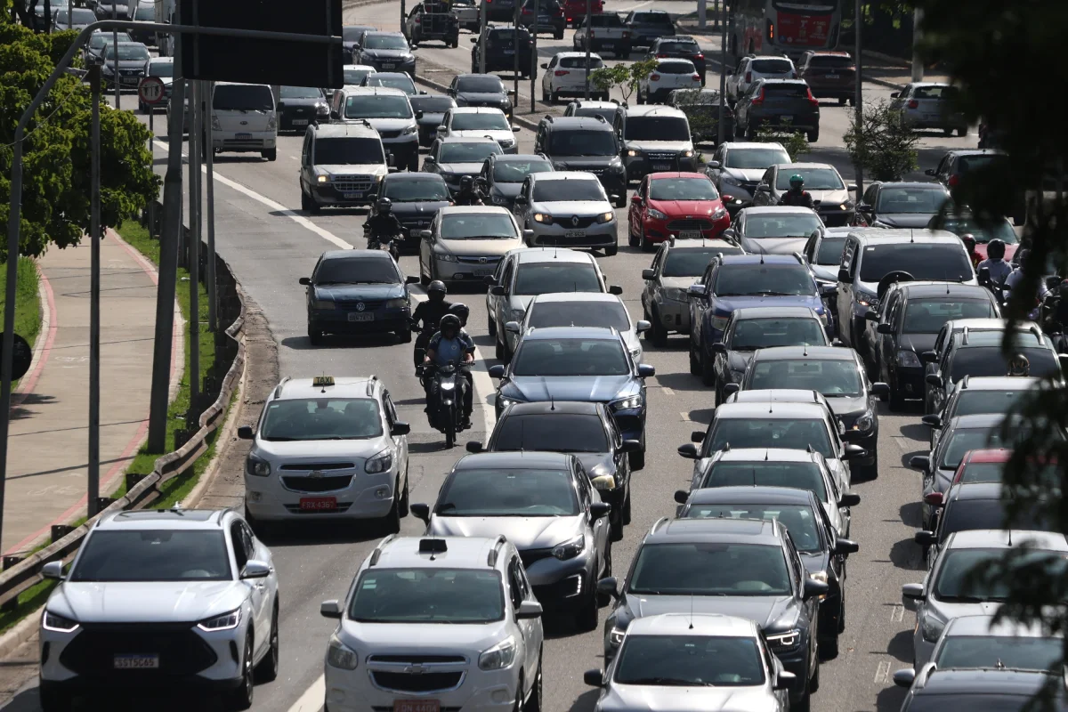 Trânsito intenso em avenida movimentada.