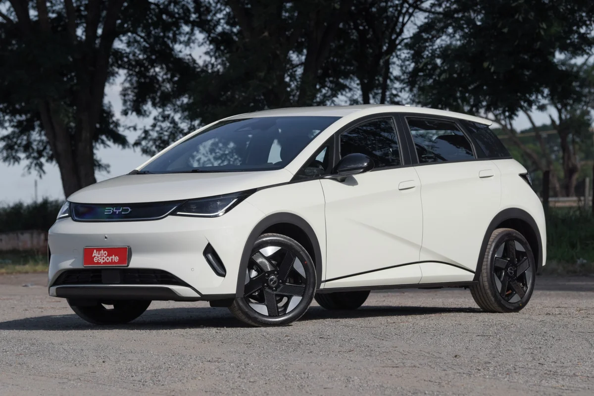 Carro BYD Dolphin SE 2027 estacionado em ambiente externo.