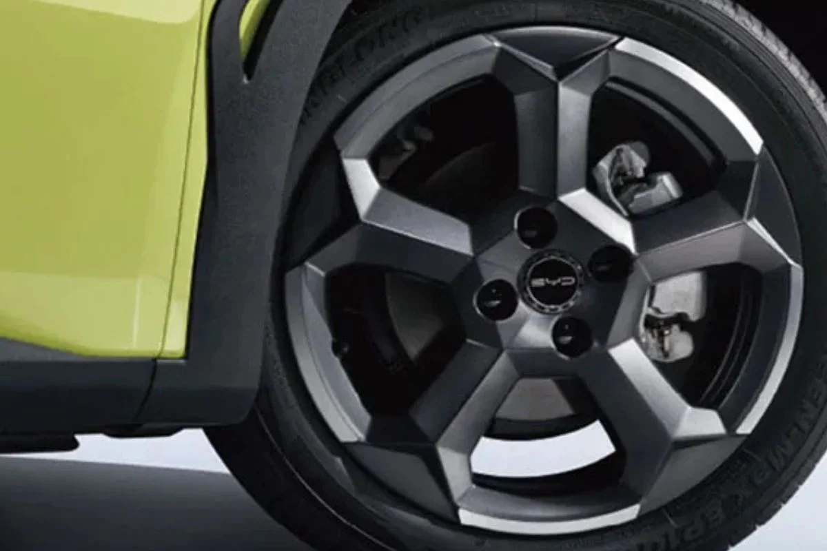 Detalhe da roda do BYD Dolphin Mini.
