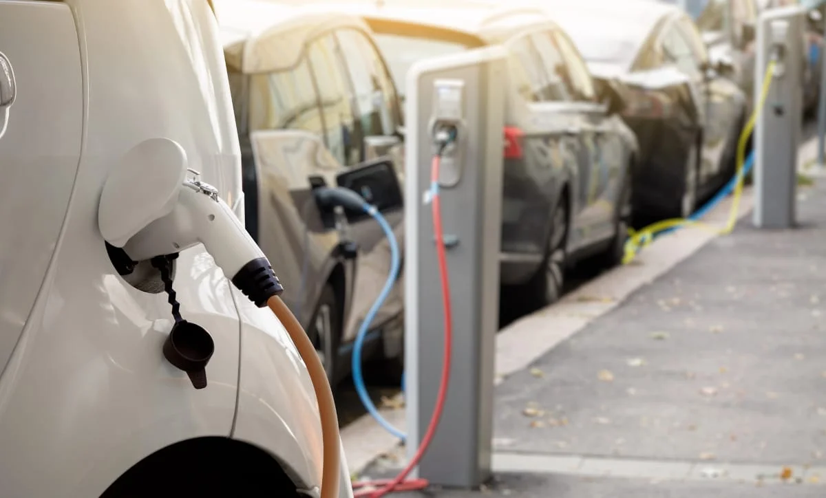 Veículos elétricos conectados a estações de recarga.